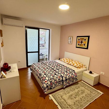 Skerdi'S Apartment - City Center Tiranë Luaran gambar